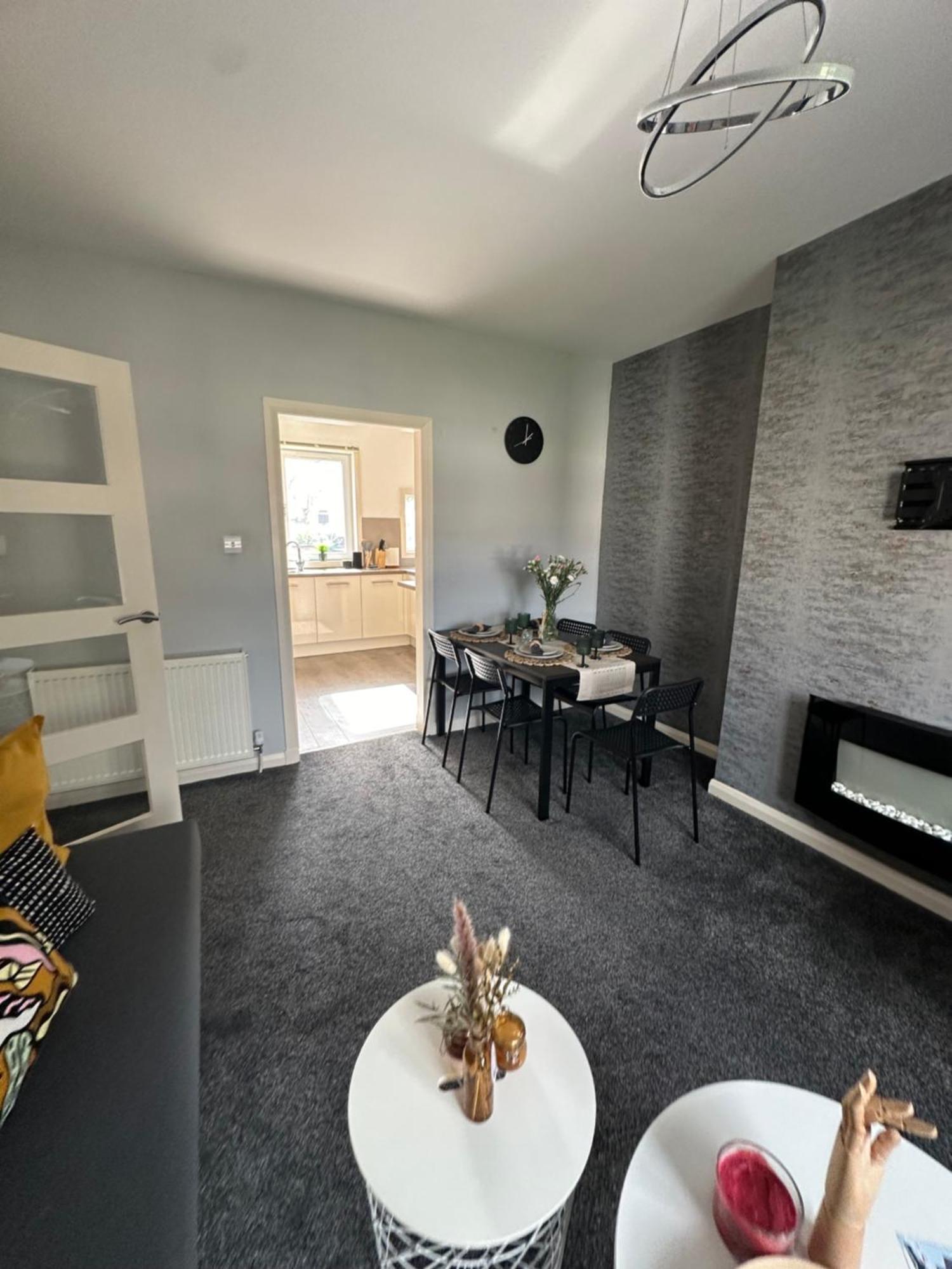 Glasgow Modern Style Home , Separate Entrance Экстерьер фото